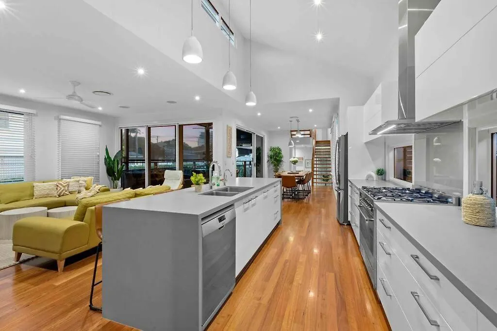 Redcliffe Cbd Family Beach House